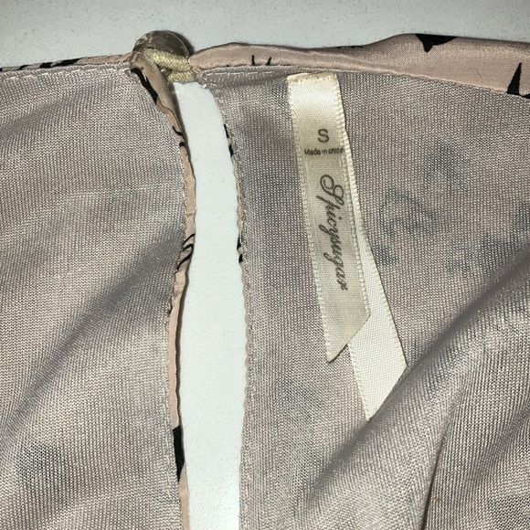 Spicysugar Women’s small fluttery dress with dove bird motif - Picture 4 of 14